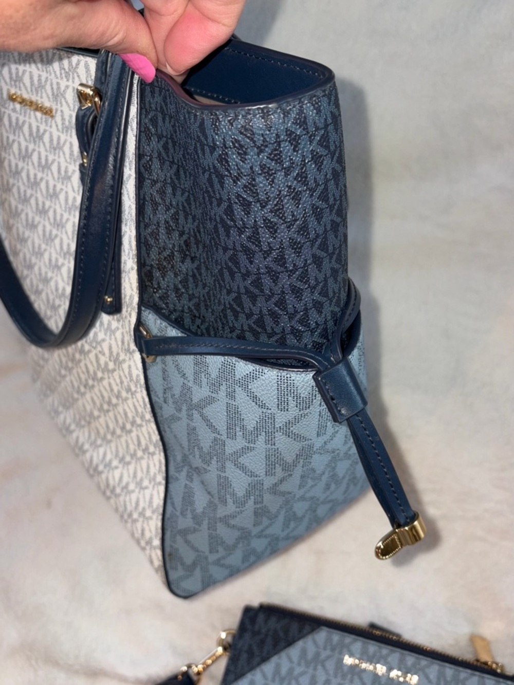MICHAEL KORS Voyager Bag & Wallet Like New!! - Picture 5 of 15